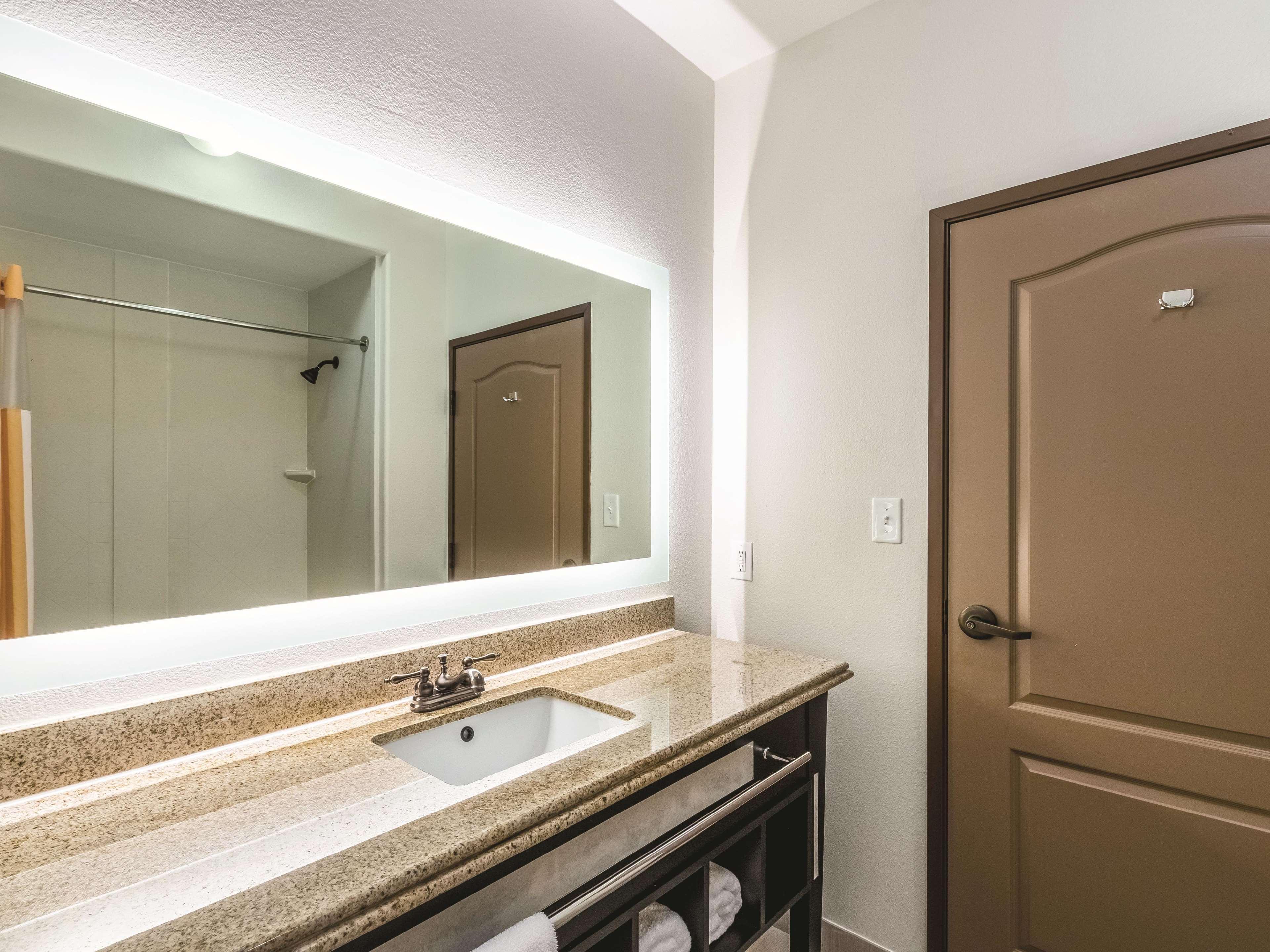 La Quinta By Wyndham Dallas South Hotel
