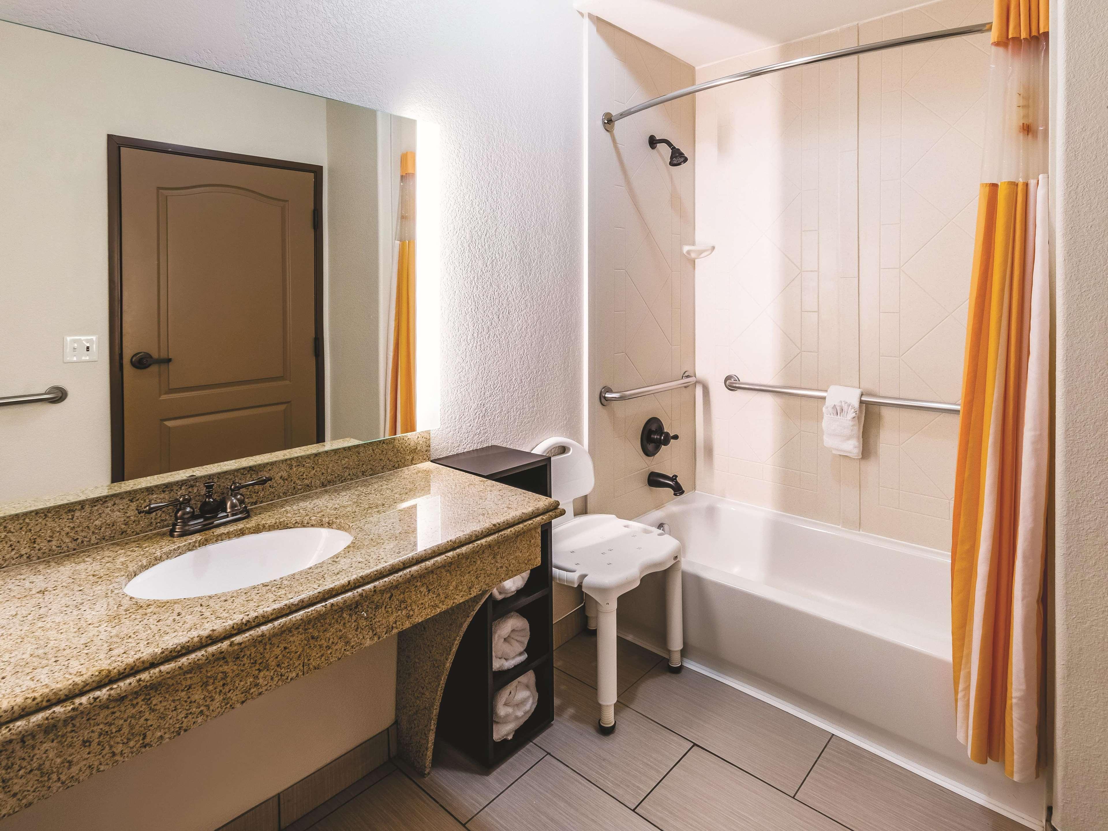 Hotel La Quinta By Wyndham Dallas South Grand Prairie