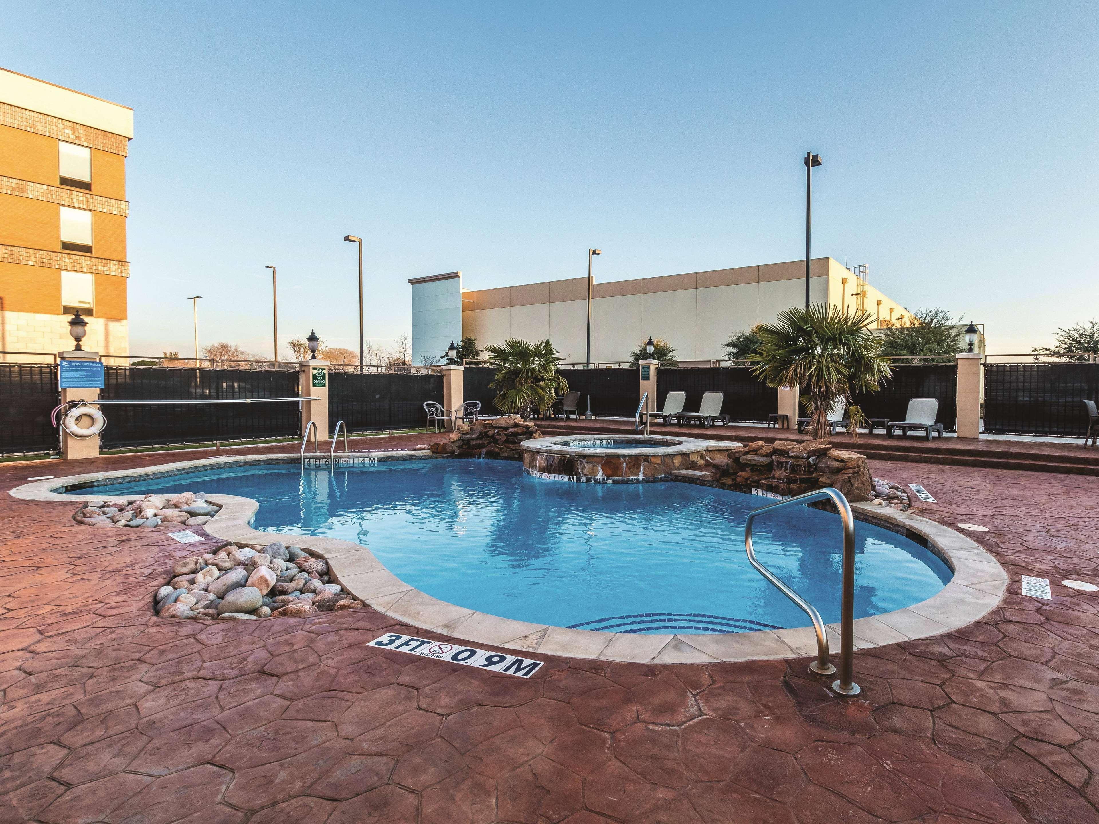 La Quinta By Wyndham Dallas South Hotel